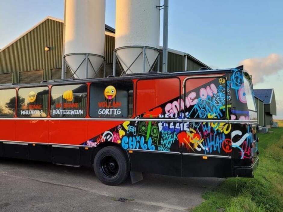 Gewoon een kleurrijke bus of een warm thuishonk voor jongeren?