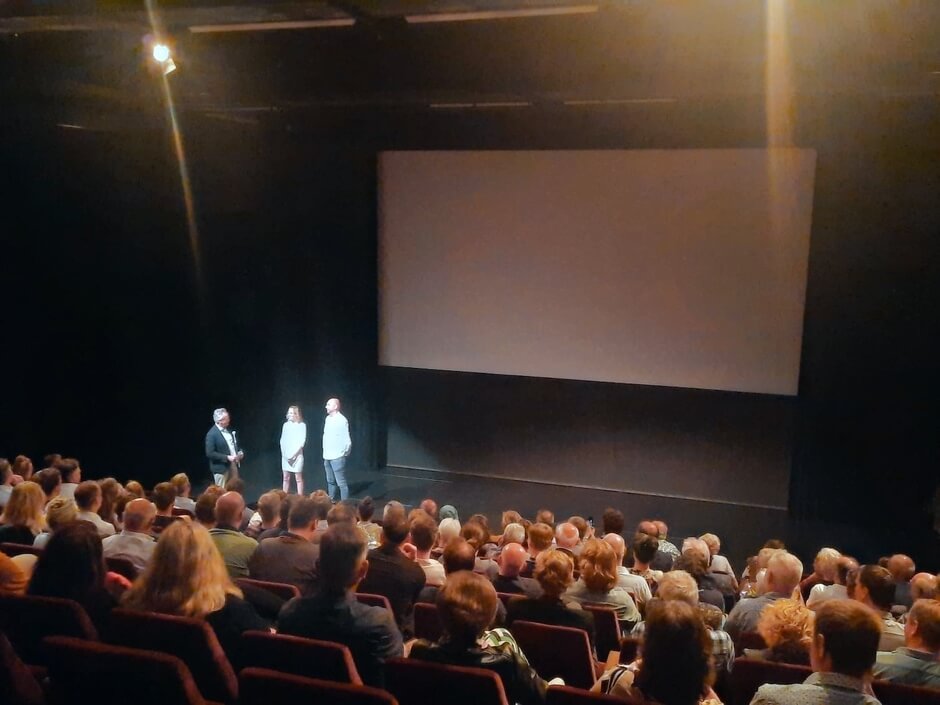 Hoe neem je een gevulde theaterzaal mee 'terug naar toen'?